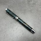 Cyklon Kerámiabetétes toll, Stabilizált és színezett Karéliai nyírfa, Króm/Fekete szerkezet