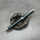 Cyklon Kerámiabetétes toll, Stabilizált és színezett Karéliai nyírfa, Króm/Fekete szerkezet