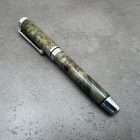 Cyklon Kerámiabetétes toll, Színezett juharfa, Ródium és fekete szerkezet