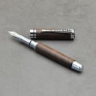 Cyklon Töltőtoll, Amerikai diófa, Ródium / fekete szerkezet, vésett klipsz