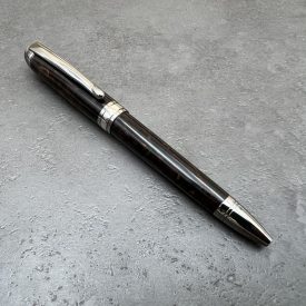   Mistral Golyóstoll, Színezett Északi göndör nyírfa, Fegyverfém szerkezet, ródium gyűrű