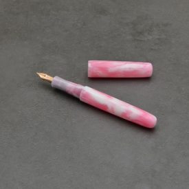 P52 töltőtoll, Rózsaszín/Fehér gyanta