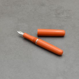 P52 töltőtoll, Narancssárga Ebonit, Titán gyűrű