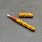 P52 töltőtoll, Színezett csomoros juharfa, narancssárga ebonit