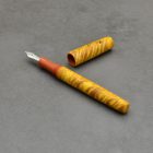 P52 töltőtoll, Színezett csomoros juharfa, narancssárga ebonit