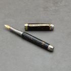 "Sötét Lovag" Fekete Trustone tolltest, Sárga arany alkatrészek, Fehér gyémántok