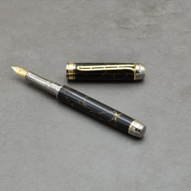   "Sötét Lovag" Fekete Trustone tolltest, Sárga arany alkatrészek, Fehér gyémántok