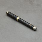 "Sötét Lovag" Fekete Trustone tolltest, Sárga arany alkatrészek, Fehér gyémántok