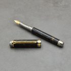 "Sötét Lovag" Fekete Trustone tolltest, Sárga arany alkatrészek, Fehér gyémántok