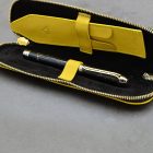 "Sötét Lovag" Fekete Trustone tolltest, Sárga arany alkatrészek, Fehér gyémántok